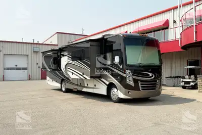 This 2015 Thor Challenger 35HT built on a robust Ford F53 Super Duty chassis. This maneuverable gas-...