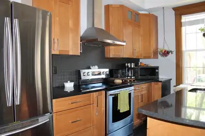 Suite Amenities Air conditioner Fridge Stove Washer in suite Dishwasher available Hardwood floors Dr...
