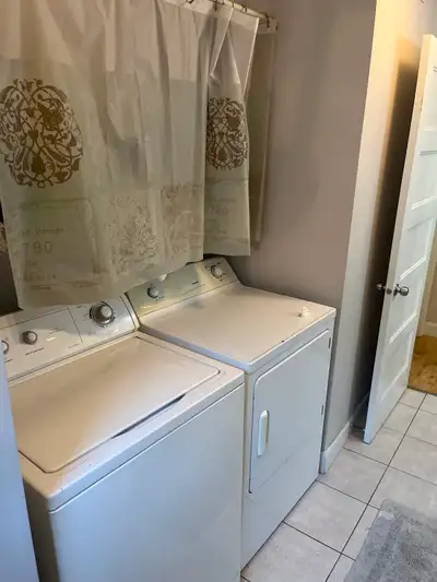 Disponible dès le mois d'août Loyer: 1 025 $/mois Beau 3 1/2 entièrement meublé, propre, spacieux et...