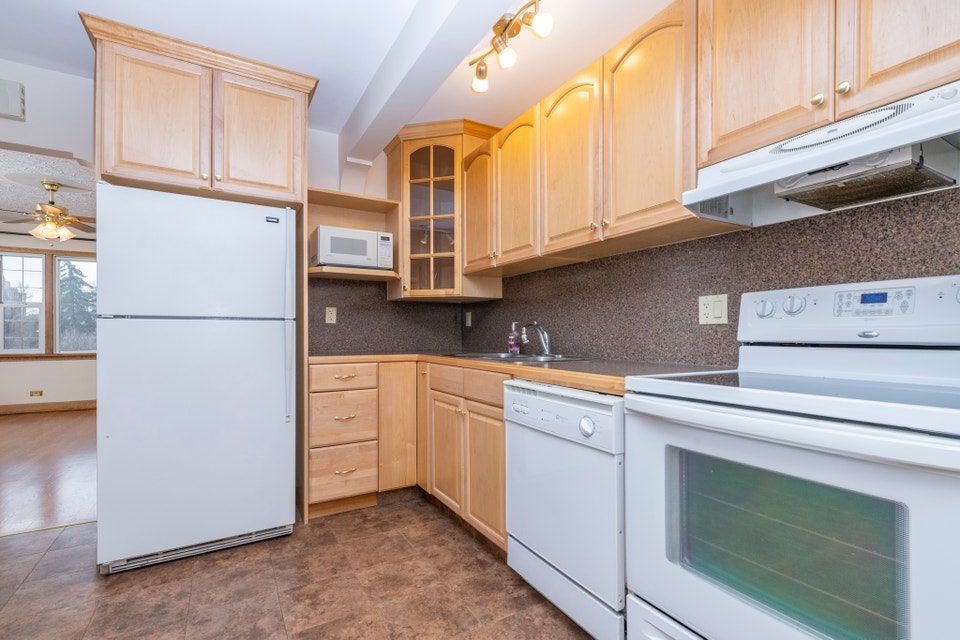 UNISON 1 BEDROOM CONDO IN KENSINGTON 5