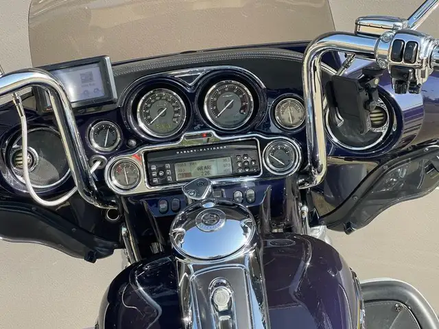 2012 Harley-Davidson FLHTCUSE7 - CVO Ultra Classic Electra Glide in Sport Touring in Edmonton - Image 19