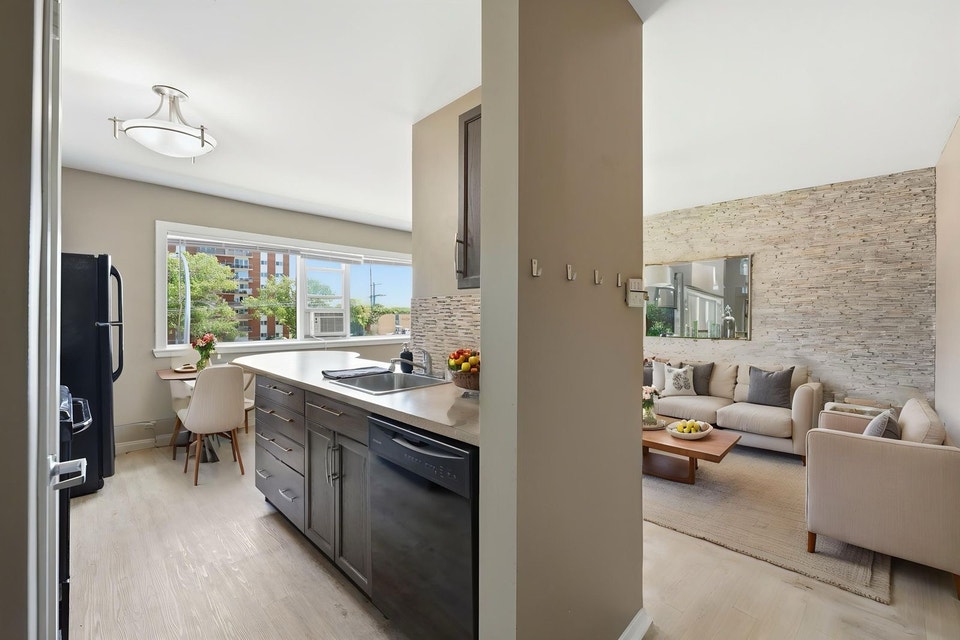 St. Vital - 2 BR - available Oct 15th 5