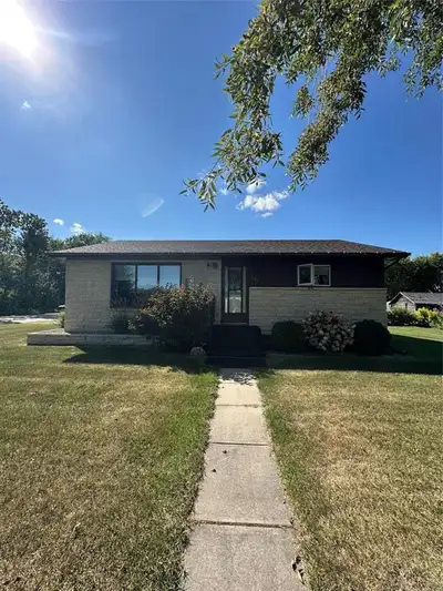 R40//Plumas/Charming 3 bedroom, 1 bathroom bungalow on a double corner lot with 1372 sq. ft. of main...