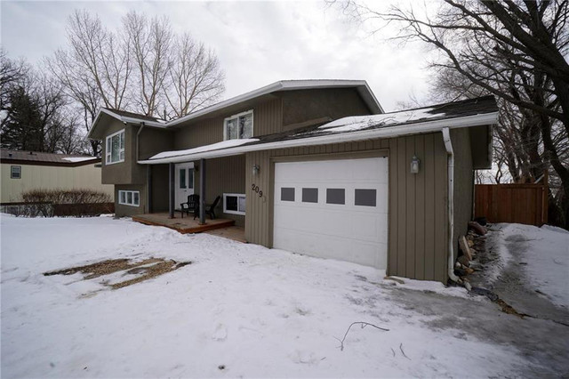 209 1st Avenue S Oakville, Manitoba in Houses for Sale in Portage la Prairie - Image 2