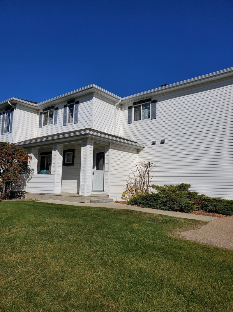 MORE THAN MEETS THE EYE! 3 Beds, 2 baths and a Garage!! Long Term Rentals Red Deer Kijiji