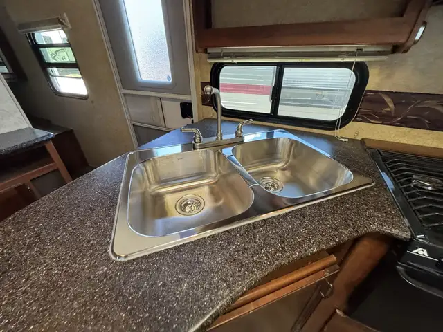 2013 ,Forest River,Lacrosse 318BHS in Travel Trailers & Campers in Kamloops - Image 10