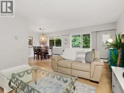 Rarely available 3BR upper-floor end unit in Edgewater Estates-Lynn Creek neighborhood w/Undivided I...