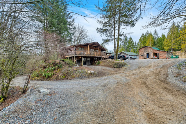 MECHANICS DREAM SHOP & LARGE FAMILY HOME ON 2 ACRES! in Houses for Sale in Cowichan Valley / Duncan - Image 2