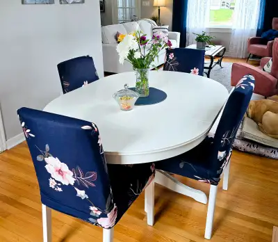 Dine Table w/ 4 Chairs Measurements are in the photos. Very sturdy, like new Condition. The chairs a...