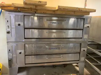 Selling a Bakers Pride commercial double-stack pizza oven. Heavy-duty professional equipment, ideal...