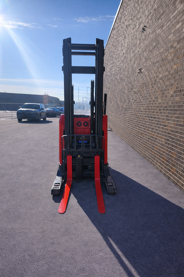 2016 RAYMOND REACH FORKLIFT 3500LB CAP CERTIFIED WITH CHARGER in Heavy Equipment in Mississauga / Peel Region - Image 8