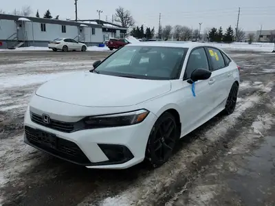 PROVEN HONDA DEPENDABILITY - BOLD SPORT ACCENTS Turn heads and elevate your daily drive with this sl...