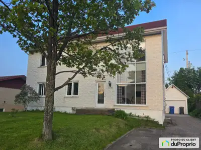 Maison unifamiliale, duplex ou à revenus avec aire stationnement pour VR, bateau ou autres Cette bel...