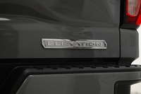 Treat yourself to the features you deserve in the well optioned, locally owned & serviced 2024 GMC S... (image 7)