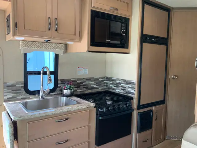 2017 Thor Freedom Elite 22FE in RVs & Motorhomes in Barrie - Image 17