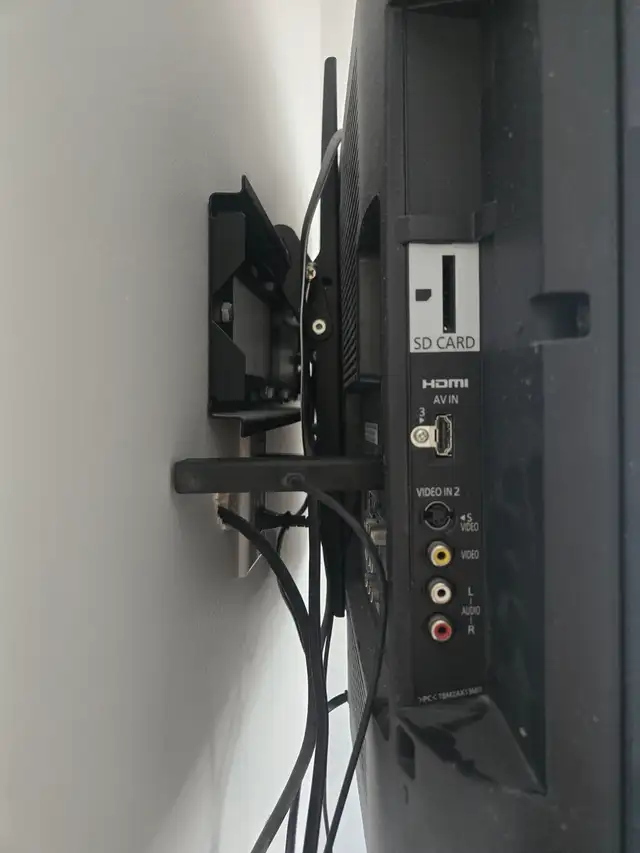 Panasonic TC-L32X1 TV and Wall Mount BUNDLE in TVs in Laval / North Shore - Image 4