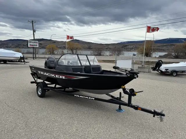 2026 TRACKER ProGuide V-16 Walk Thru fishing boat in Powerboats & Motorboats in Vernon - Image 3