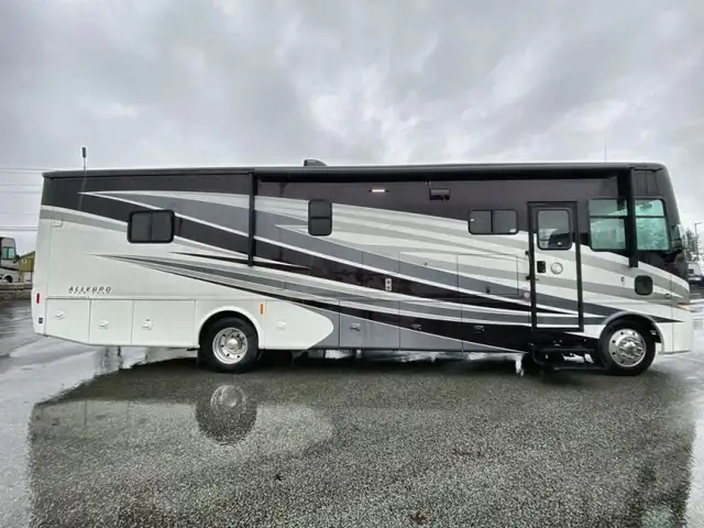 2017 Tiffin Motorhomes Allegro 36 LA in RVs & Motorhomes in Abbotsford - Image 10