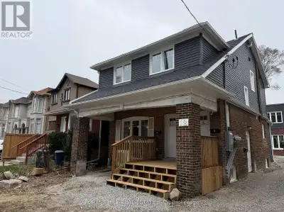 Location! Location! Location!***Short Walk to Subway, Easy Access to 401 & 404 Plenty of Shops and D...