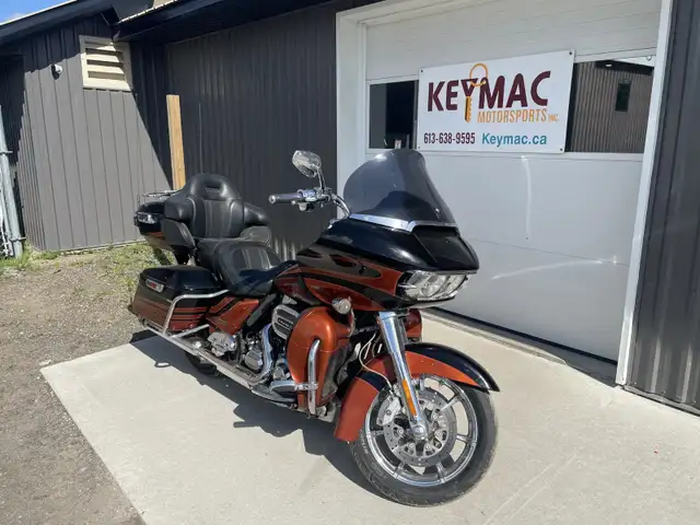 2015 Harley-Davidson® FLTRUSE CVO™ Road Glide® Ultra in Touring in Pembroke - Image 3