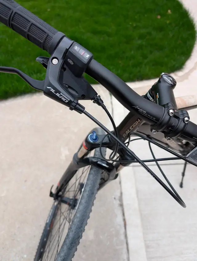 Raleigh gravel bike (Misceo trail 2.0) in Road in Kingston - Image 4