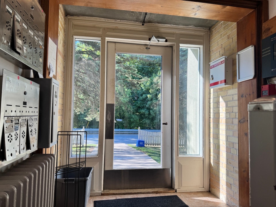 Fantastic Location - 2 Bed, 1 Bath 2nd Floor Unit 2