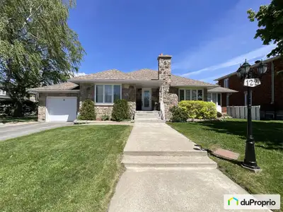 Traduction automatique Bungalo spacieux et lumineux à aire ouverte. Le rez-de-chaussée comprend une...