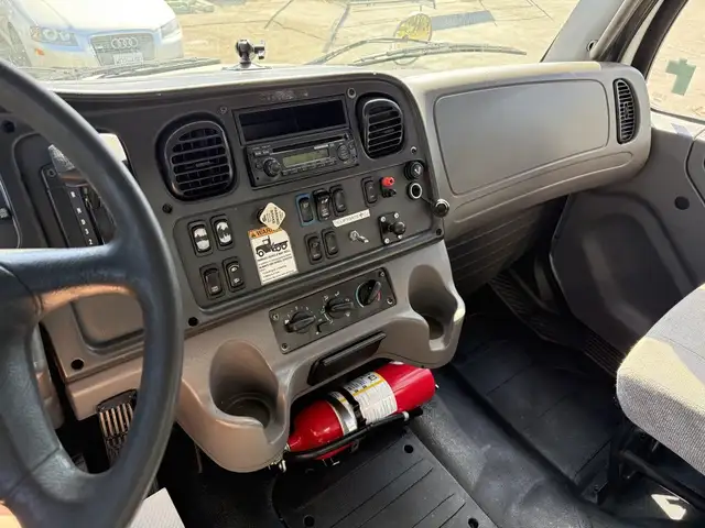 2015 Freightliner M2 106 24 Foot Hydraulic Brake Cube Van with P in Heavy Trucks in City of Toronto - Image 40