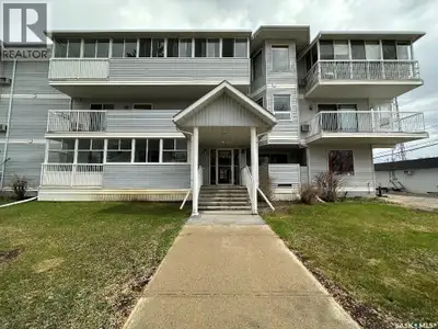 Great price on this 2 bedroom condo located on the main floor of Pinceman Place and walking distance...