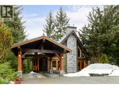 A beautiful, well-maintained six-bedroom, three-full-bathroom Chalet in Bayshores, near Millar's Ten...