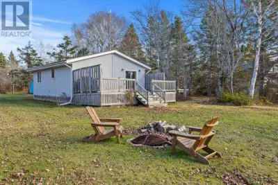 This beautifully maintained four-season lakefront home on Glenfinnan Lake offers the perfect combina...