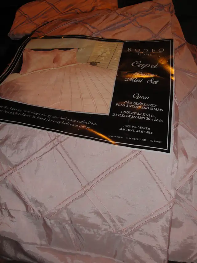 Duvet Set - Duvet Cover and 2 Shams (Queen)(Paid $250) in Bedding in London - Image 5