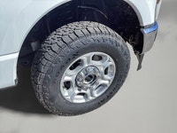 This Ford Super Duty F-250 SRW delivers a Intercooled Turbo Diesel V-8 6.7 L/406 engine powering thi... (image 9)