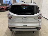 Le Ford Escape SE AWD 2017 offert chez AutoStudio 72 a une robe argent, un habitacle noir et 4 porte... (image 2)