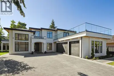 Stunning 2024 custom-built luxury home in Richmond´s prestigious Saunders neighborhood. This 4,681 s...