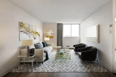 HI-RISE 4 – Vie au bord du fleuve à L'Île-des-Sœurs HI-RISE 4 propose des studios ainsi que des appa...