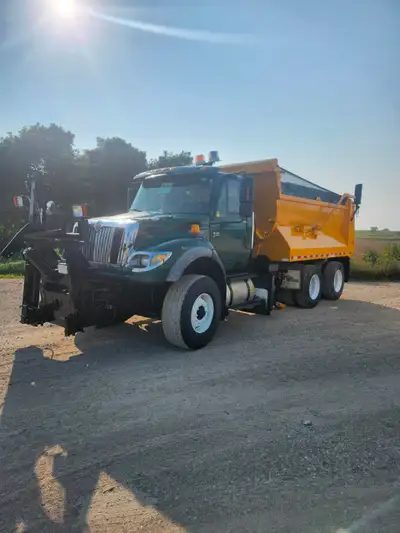 2007 INTERNATIONAL 7600 TANDEM AXLE DUMP TRUCK WITH VIKING ONE WAY SNOWPLOW, WING AND SANDER. CUMMIN...
