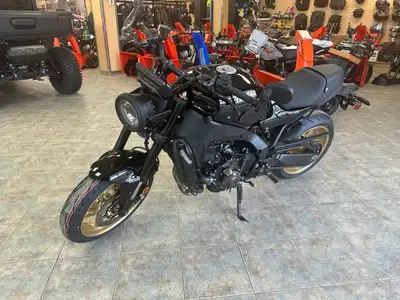 2026 YAMAHA XSR900 YAMAHA XSR900 2026 Basée sur la populaire MT-09 l’XSR900 offre le parfait mélange...