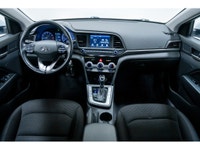 La Hyundai Elantra 2020 se distingue dans le segment des berlines compactes grâce à son design sophi... (image 1)