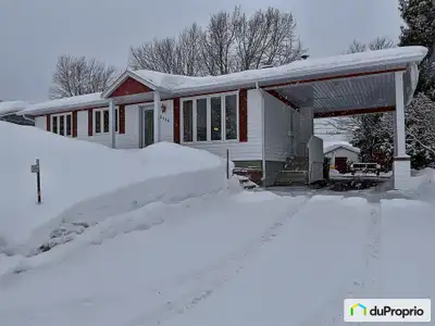 Maison très bien entretenue et lumineuse. Rez-de-chaussée Aire ouverte, cuisine, salle à manger et s...