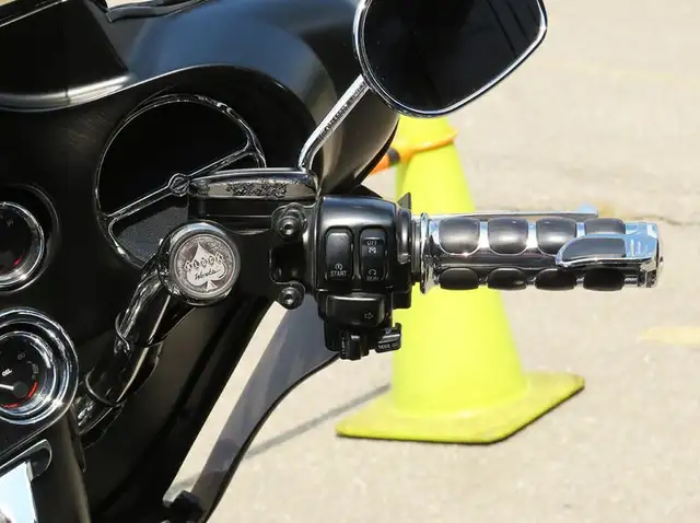 2009 Harley-Davidson FLHTCU Ultra Classic Electra Glide in Street, Cruisers & Choppers in Cambridge - Image 15