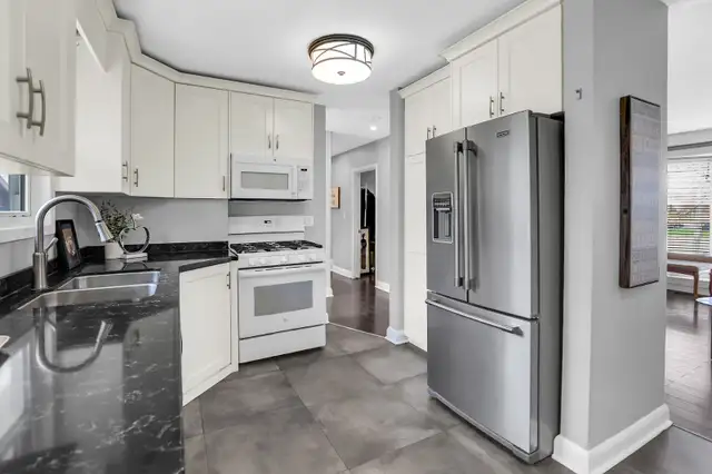 BUNGALOW LIVING IN THE HEART OF SMITHVILLE - 3 BED, 1 BATH in Houses for Sale in Hamilton - Image 6