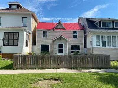 4D//Winnipeg/Located in the scenic and sought-after Scotia Heights neighbourhood, this five bedroom...