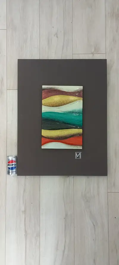 Grand cadre vitré de couleurs vives sur toile.
