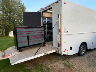 2010 LDV Step Van with power hydraulic lift gate , insulated , two roof A/C units , A/ C , P/ S 6 sp...