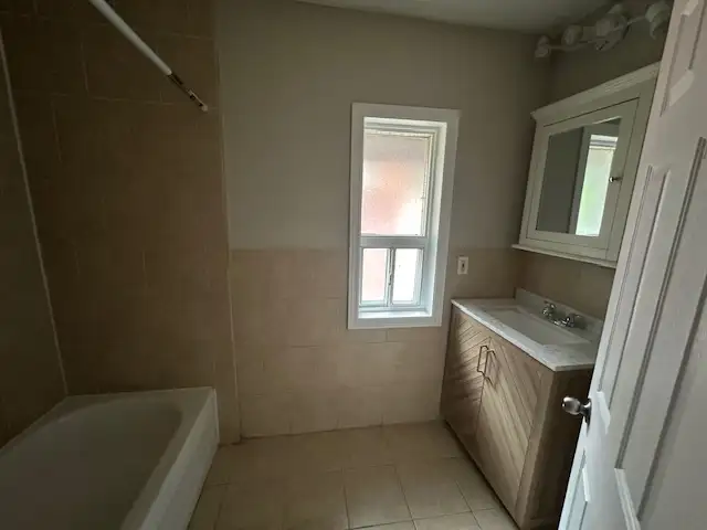 Stunning large 2 bedroom 2 level, with many upgrades in Long Term Rentals in Barrie - Image 3