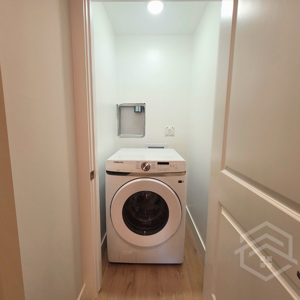 2-Bedroom Apartment with Garage in Springfield!! 5