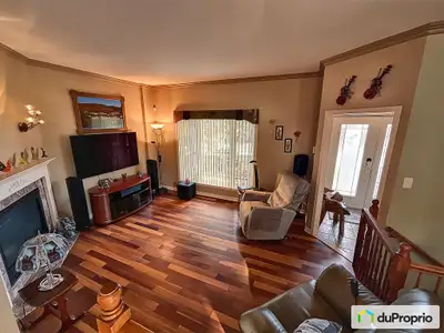 Voici une grande propriété avec une belle véranda trois saisons, incluant un logement au sous-sol. C...