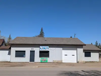 R33//Virden/Located in the heart of Virden, this long-established, family-owned business is now avai...