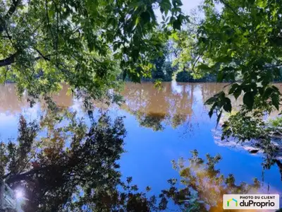 Terrain exceptionnel au bord de la Rivière-du-Nord, niché dans un secteur paisible et prêt à accueil...